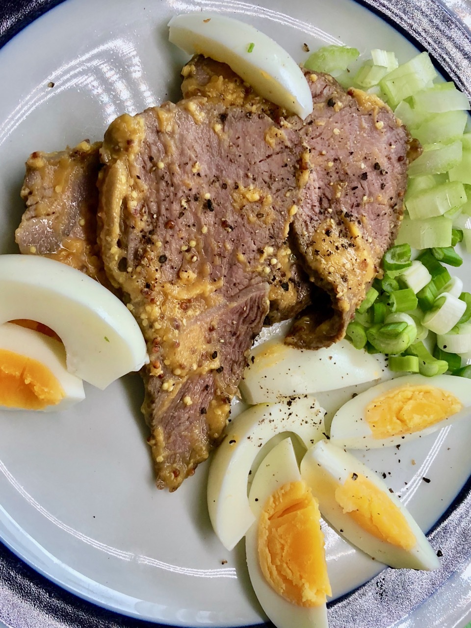 Kalbfleisch-Eier-Salat mit Senf Vinaigrette
