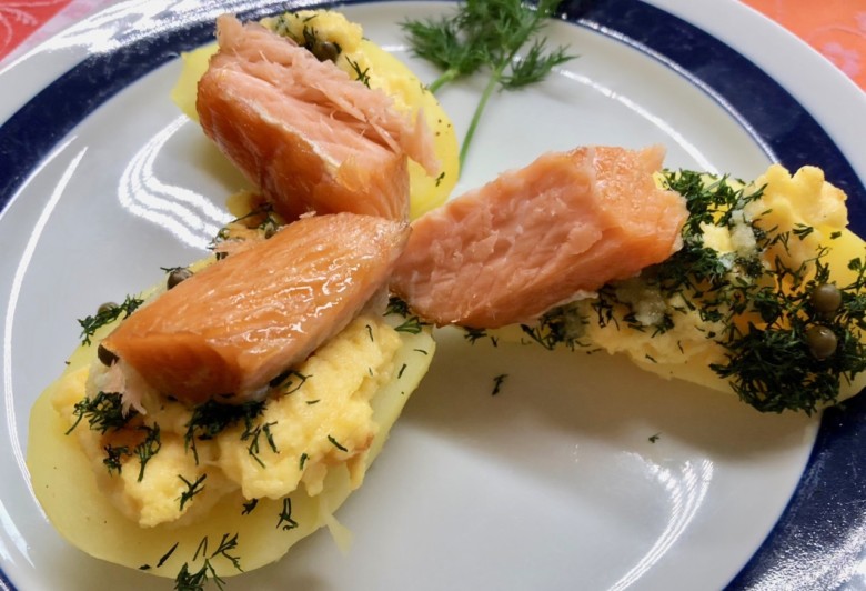 Kartoffel, gefüllt mit Rührei und Lachs