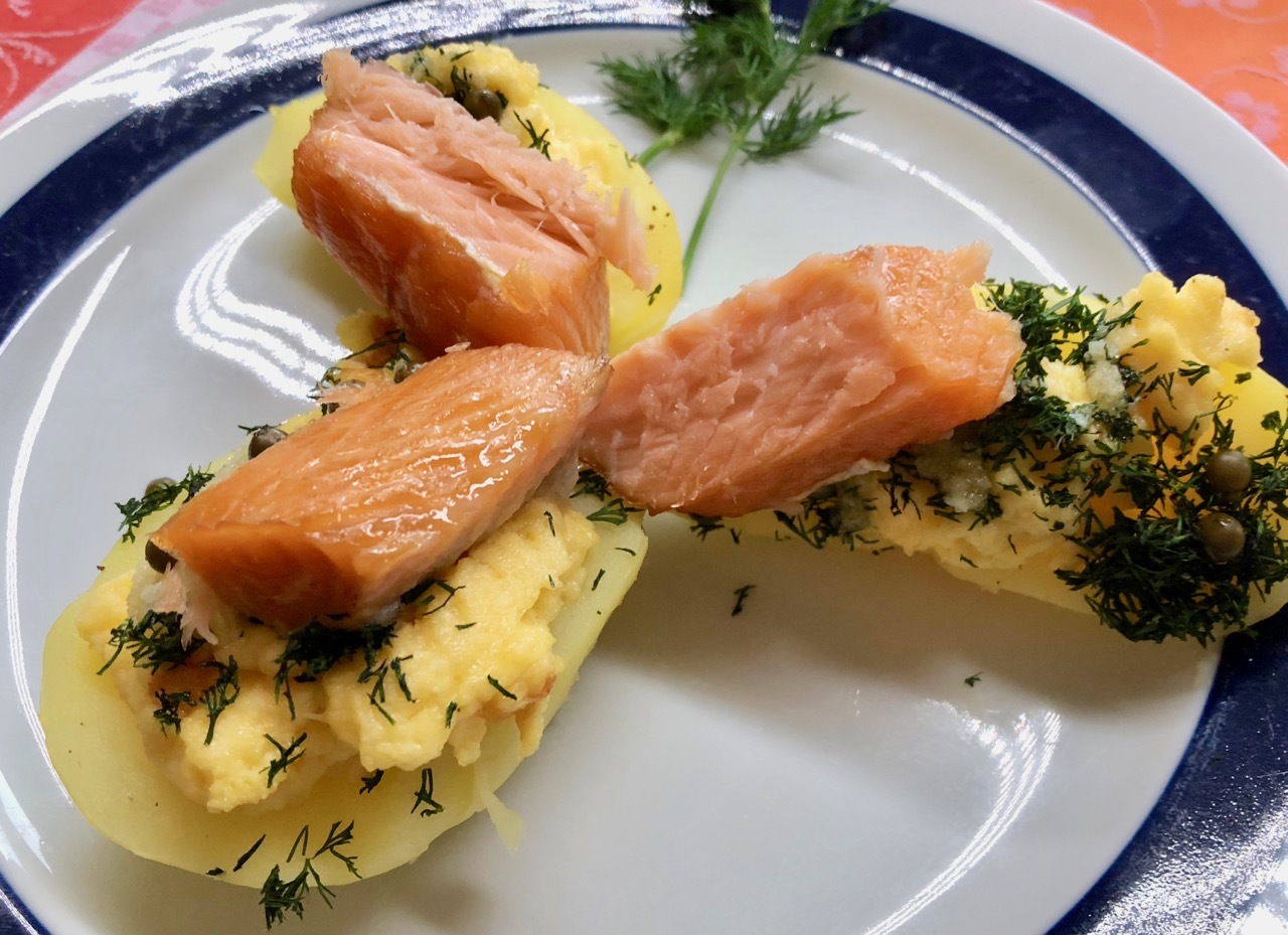 Kartoffel, gefüllt mit Rührei und Lachs · Topfschau